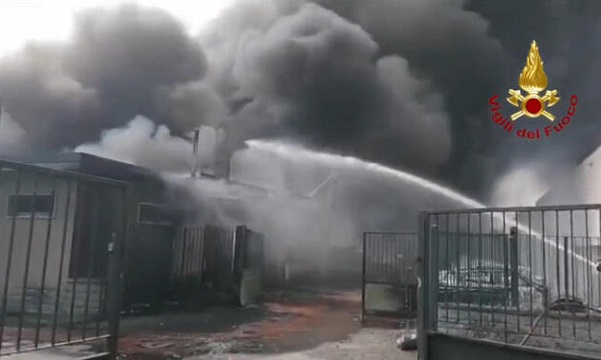 Incendio nell’azienda chimica, il sindaco ha incontrato il Prefetto. Continuano le rilevazioni sull’aria