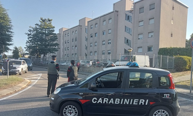 Nella notte spara undici colpi e poi si barrica in casa: dopo 8 ore si consegna
