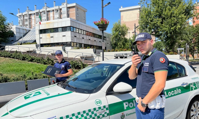 “Aiuto, mi hanno rapinato e picchiato”, ma è tutto inventato: denunciato a Rozzano
