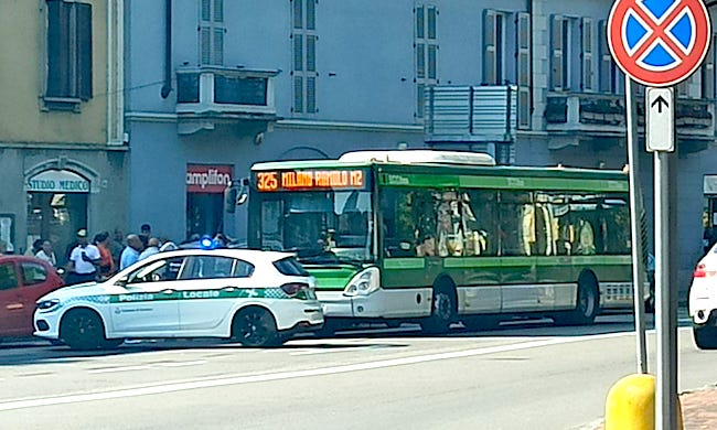 Ubriaco sul bus terrorizza i passeggeri: fermato dalla polizia locale di Corsico