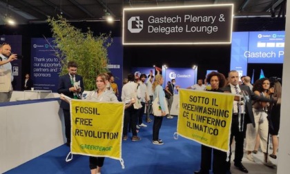 "È inferno climatico": protesta Greenpeace al salone Gastech in Fiera