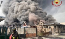 Le riprese dall'elicottero dei Vigili del Fuoco dello spaventoso incendio all'azienda chimica di san Giuliano