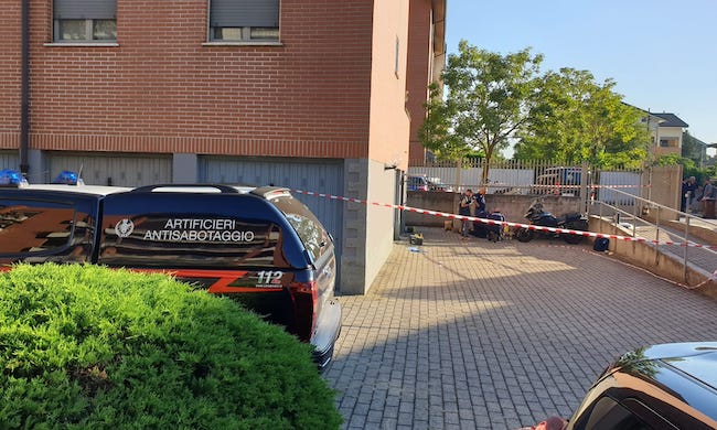 Maneggia un residuato bellico in box e gli esplode: mano amputata ad un 34enne