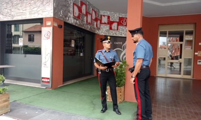 Titolare di un bar aggredito da due clienti ubriachi: è in fin di vita