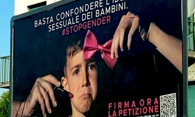 Manifesto pubblicitario “Stopgender” sulla strada: “E’ fuorilegge, toglietelo”