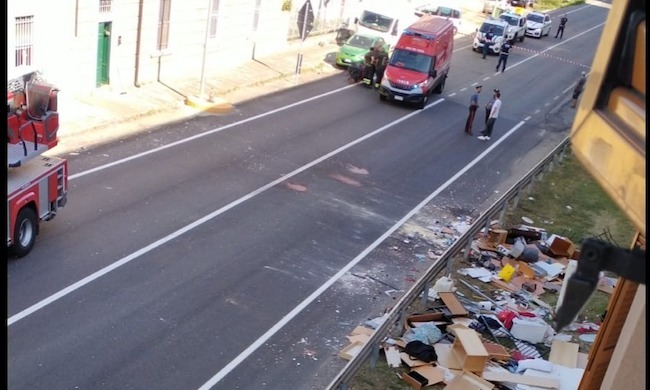 Minaccia di buttarsi e lancia mobili dalla finestra: sfrattato, non voleva lasciare la casa