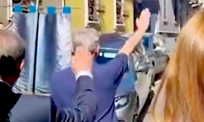 L’assessore Romano La Russa fa il saluto fascista durante un funerale: esplodono le polemiche