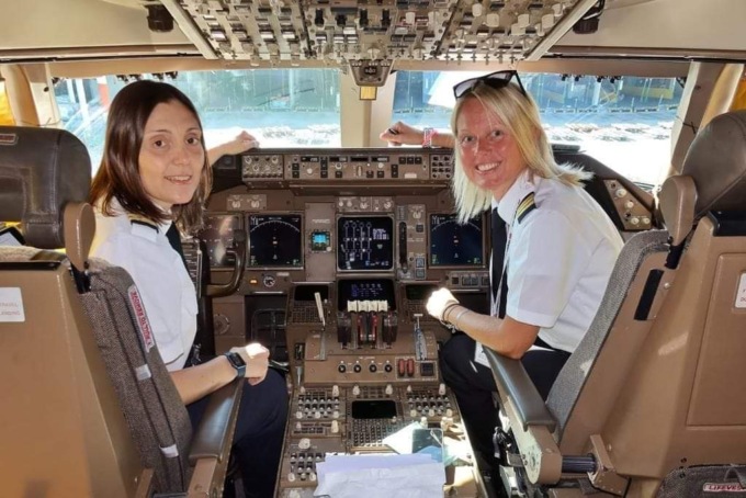 Boeing 747 con equipaggio di sole donne decolla da Malpensa: è la prima volta nella storia dell’aviazione civile italiana
