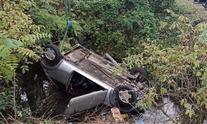 Si ribalta con l’auto e finisce in un canale: morta donna di 91 anni