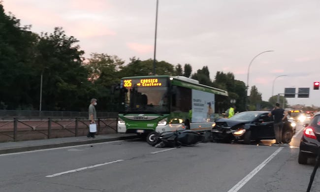 Incidente in via Milano: motociclista 36enne travolto da un’auto