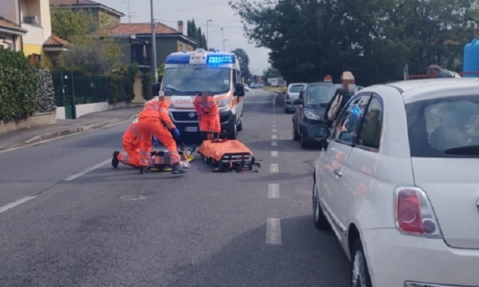 Fa cadere un ciclista aprendo la portiera dell’auto, 72enne finisce in ospedale