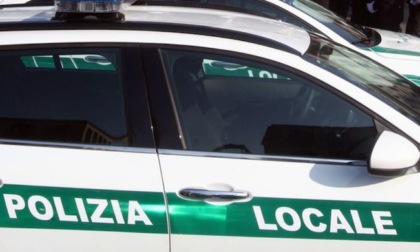 In auto con coltello a serramanico e 3mila euro in contanti: denunciato dalla polizia locale a Buccinasco