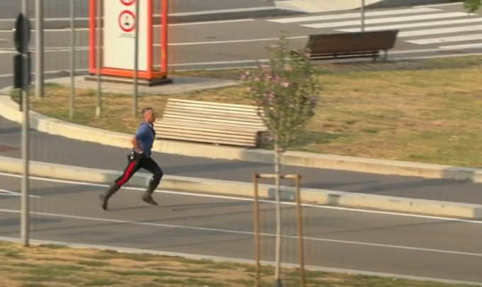 Dopo un inseguimento da film d’azione, i Carabinieri fermano i fuggitivi a calci e pugni