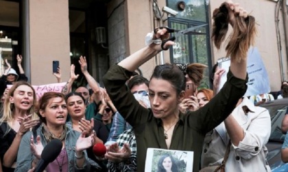 Triennale Milano: una ciocca di capelli per protestare contro le violenze in Iran