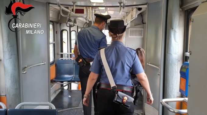 Quindicenni molestate sul tram: due minorenni accusati di violenza sessuale