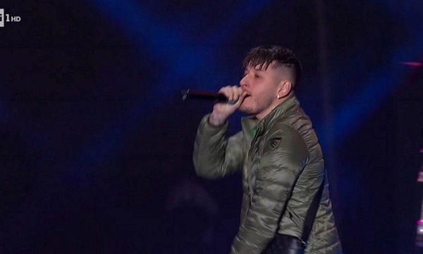 Paky al Tim Music Awards ringrazia e saluta “tutti i fratelli in galera”: è polemica