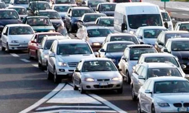 Incidente sulla Nuova Vigevanese: donna ferita e traffico intenso fino a Gaggiano