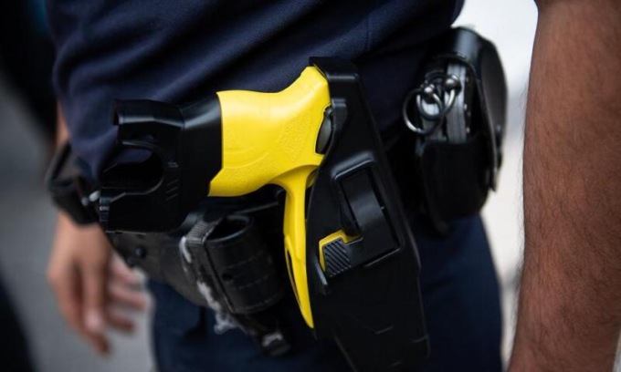 Milano, prende a calci le auto e aggredisce i Carabinieri: bloccato con il taser