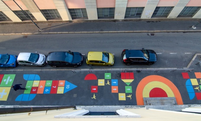 Con il progetto di Urbanismo Tattico “Urban School” a Milano il marciapiede si trasforma