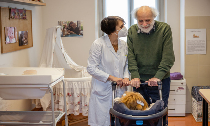 Cos’è la Doll Therapy e perché aiuta gli anziani?