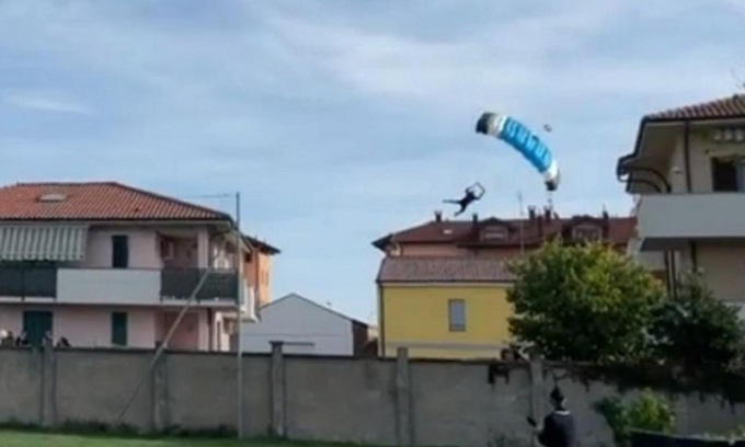 Paracadutisti precipitano al suolo durante la celebrazione della Battaglia di El Alamein: le condizioni