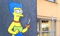 A Milano il murale con Marge Simpson che si taglia i capelli per le donne in Iran è stato rimosso