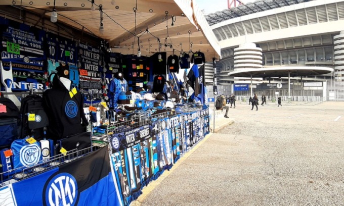 Nuovo progetto di San Siro. Scomparse le bancarelle ambulanti: è subito rivolta