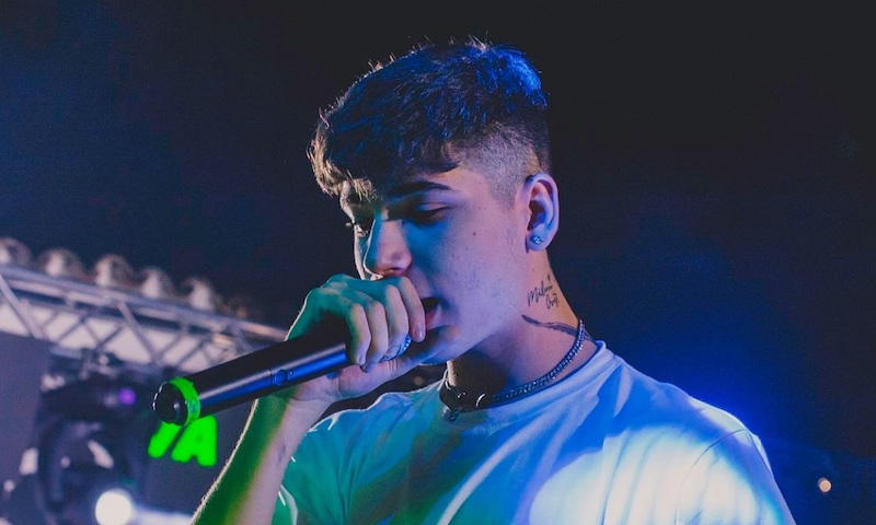 Shiva sale sul palco con Sfera Ebbasta e porta 150mila euro in contanti ...