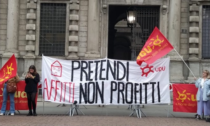 Presidio davanti al Comune per il caro affitti: “Milano è proibita agli studenti universitari”