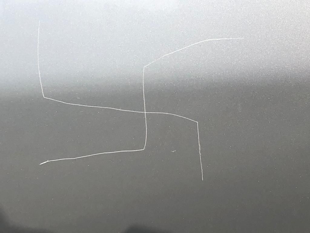 auto vandalizzata svastica corsico