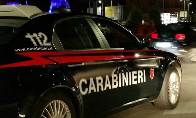 Tenta di rapinarlo a Rozzano, poi lo accoltella: 30enne in gravi condizioni