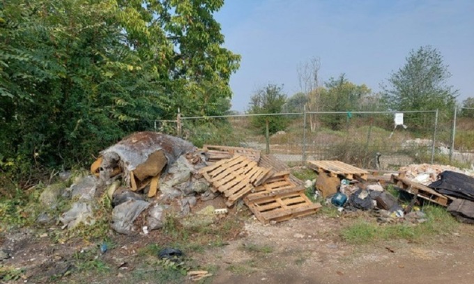 A 24 ore dall’ultima pulizia l’ennesimo scarico abusivo di rifiuti presso l’area della Via Gattinara