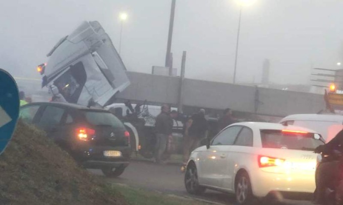 Incidente a Binasco, gravissimo l’autista del tir. Traffico paralizzato da ore