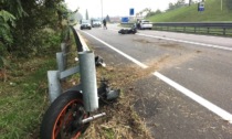 Terribile incidente sulla Padana superiore: una moto contro il guardrail si spezza in due