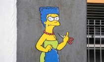 Davanti al consolato dell'Iran riappare il murale con Marge Simpson che si taglia i capelli