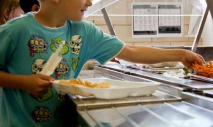 “Bambini in mensa chiedono solo pasta e prosciutto, abituati in famiglia”. Scoppia la polemica per il post del Comune