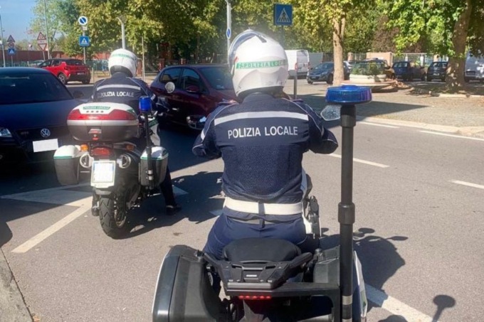 Scippa il portafoglio a un anziano e scappa, bloccato dagli agenti e denunciato