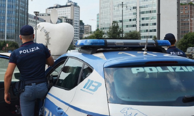 Aggressione in centro a Milano: arrestato un uomo che prendeva a schiaffi i passanti