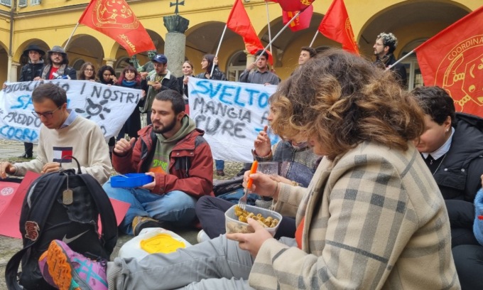 Studentessa disabile cacciata dall’aula: “Qui non si mangia, esci”. I compagni protestano con la schiscetta