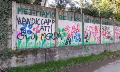 Sul murale colorato da ragazzi disabili compaiono svastiche, insulti e scritte oscene