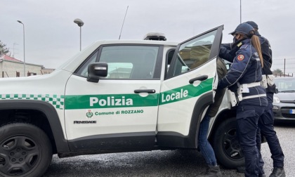 Ruba la bici e minaccia il proprietario con una bottiglia, arrestato dalla polizia locale di Rozzano