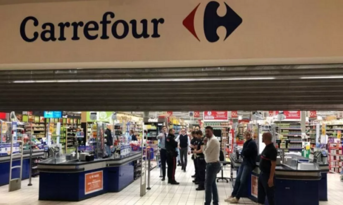Accoltellati al Carrefour, il 41enne di Corsico ferito torna a casa. “Inizia un duro percorso”