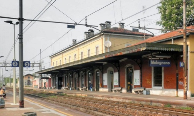A Melegnano un giovane è stato investito e ucciso da un treno: ritardi sulla linea Milano-Bologna