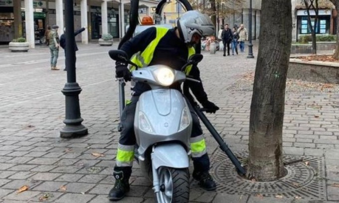 A Corsico arriva lo “scooter dog” che aspira le deiezioni e disinfetta i marciapiedi