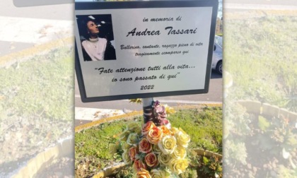 Una targa in memoria di Andrea Tassari, ballerino 21enne travolto a Cesano