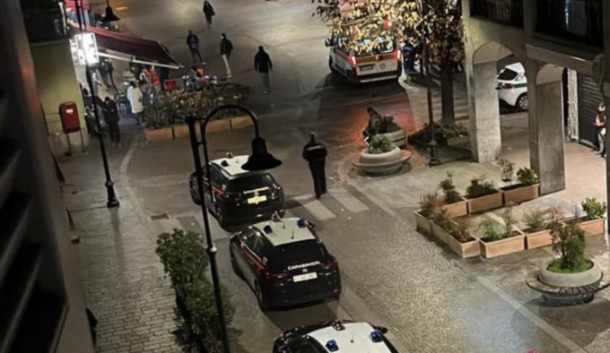 Uomo cerca di importunare la barista e un altro la difende: lite in via Cavour