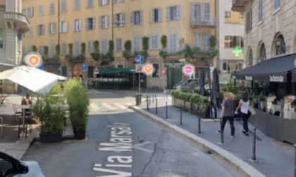 In via Solferino, un'auto si schianta contro vetture parcheggiate: a rischio i pedoni sul marciapiede