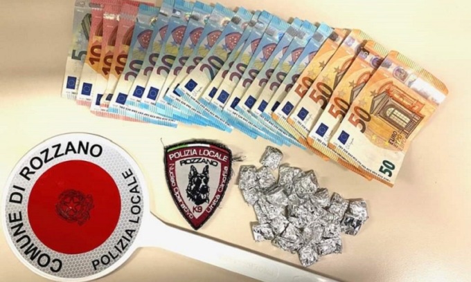Il pastore Mitrix della polizia locale scova un giovane con 40 dosi di cocaina a Rozzano