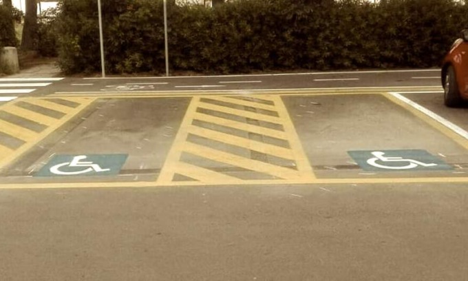 Parcheggi abusivi nei posti dei disabili ad Assago: “Tolleranza zero, multe a tappeto per questi ignoranti”