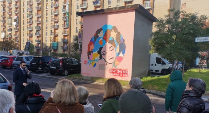 “Una su tre”: il murale contro la violenza sulle donne a Corsico